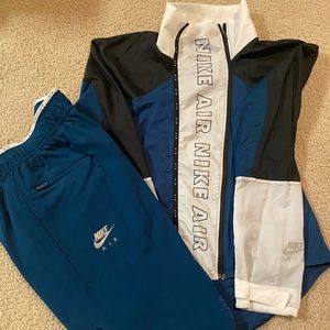 Nike woman track suit